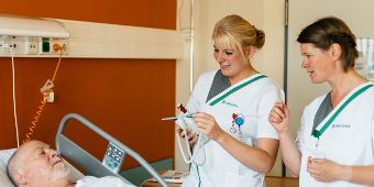 Am Anfang oft dabei: Praxisanleiterin mit Pflegefachfrau-Azubi Ausbildung Pflegefachfrau mit digitaler Technik