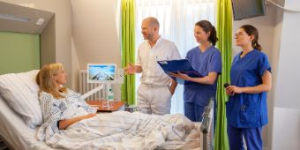Chefarzt mit einer Patientin Chefarzt mit einer Patientin
