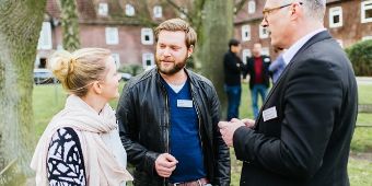 Chefarzt Dr. med. Ulf Künstler im Gespräch vor dem Westklinikum Hamburg