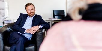Chefarzt Dr. med. Goetz Broszeit im therapeutischen Gespräch, Psychosomatische Abteilung Chefarzt Dr. med. Goetz Broszeit im therapeutischen Gespräch, Psychosomatische Abteilung